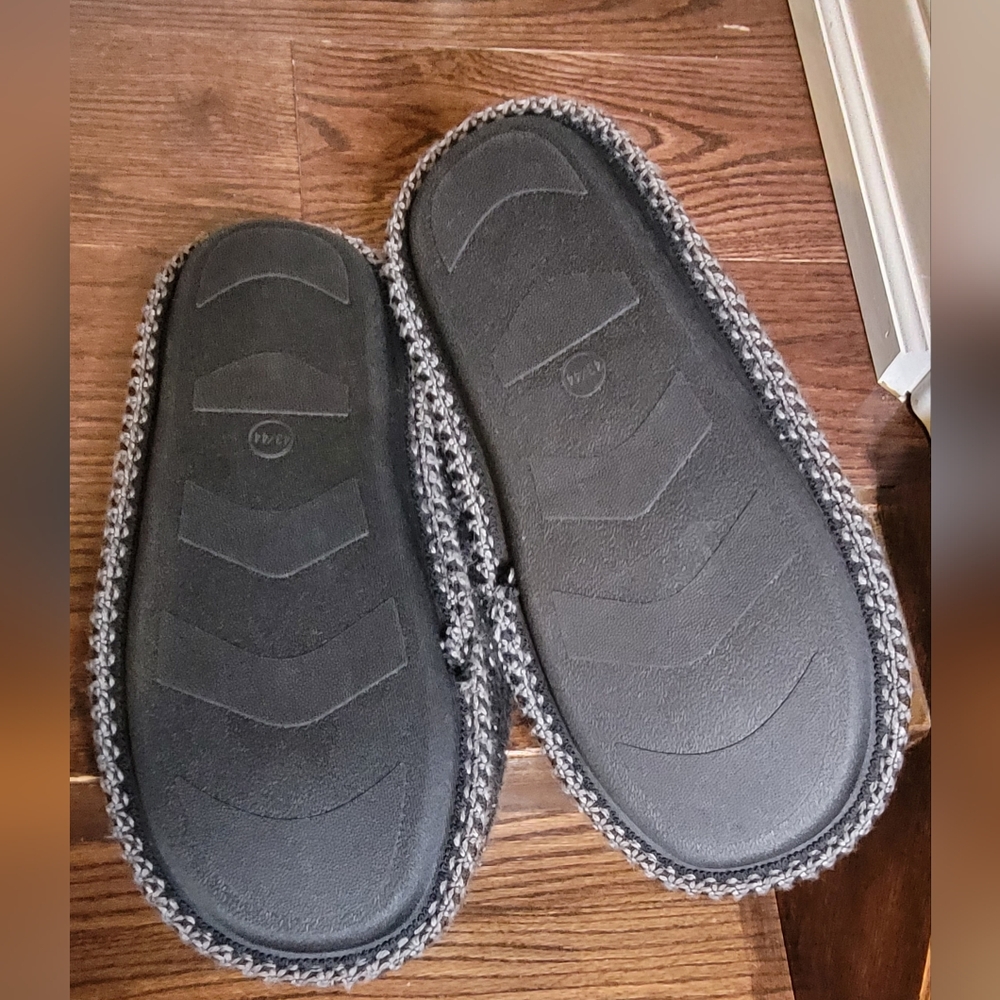 💢SOLD💢Soft bed/house Slippers - Picture 4 of 10